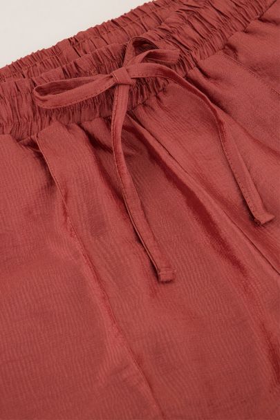 Short aspect satiné rose avec pinces