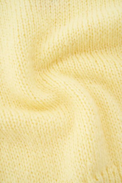 Gelber Strickpullover mit kurzen Ärmeln