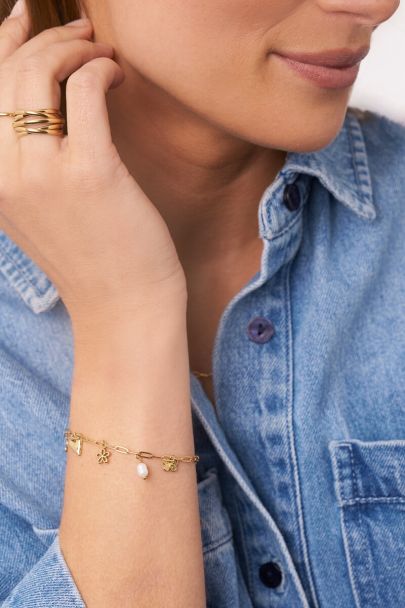 Bracelet minimaliste avec sept charms