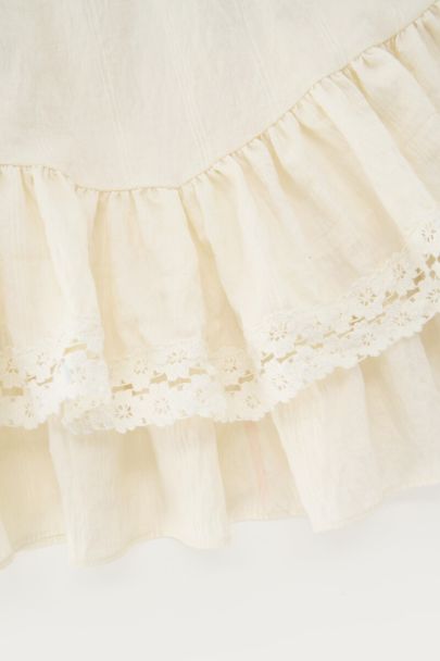 Witte rok met kant en ruffles
