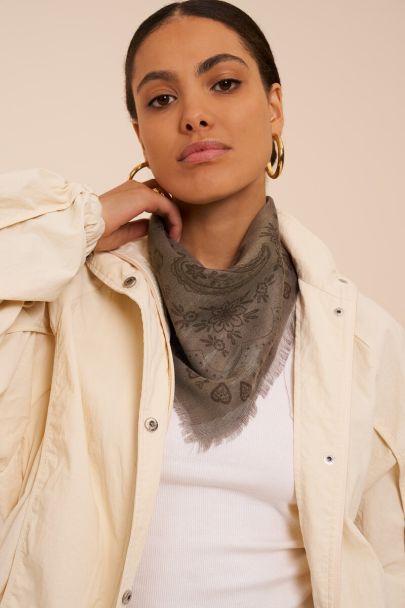 Armeegrünes Halstuch mit braunem Paisley-Muster