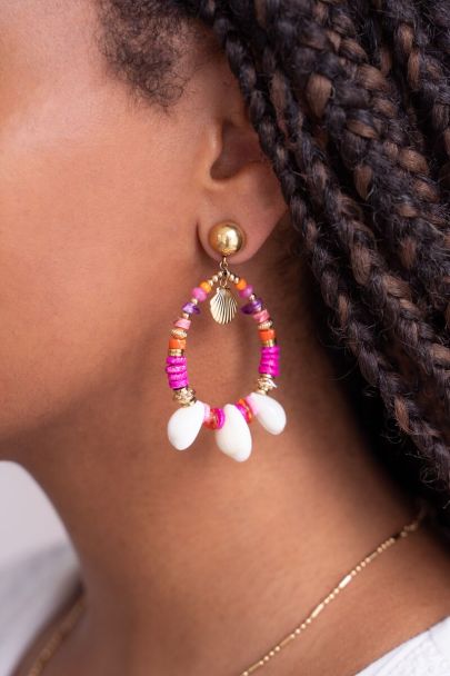 Art oorhanger met roze kralen en schelpen