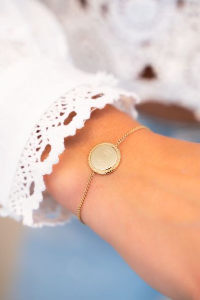 Engraved bracelet with round charm