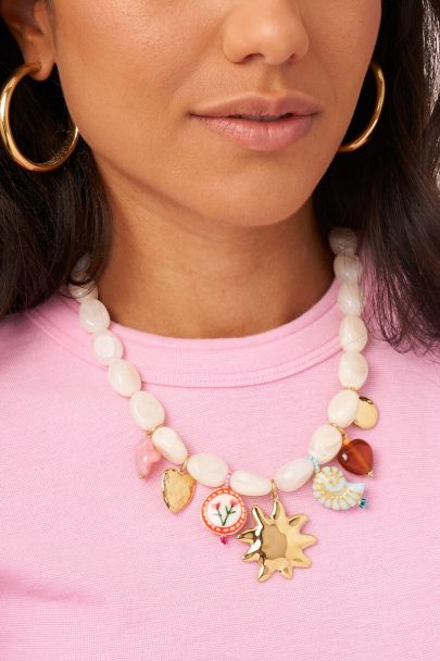 Beige kralen ketting met multikleur bedels