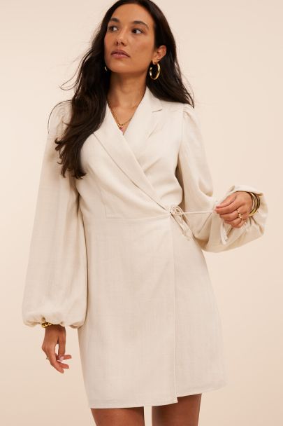 Beige blazerjurk met pofmouwen en strik detail