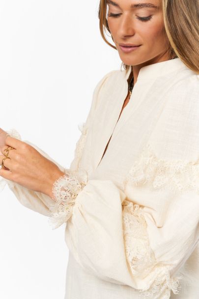 Beigefarbene Bluse mit Spitze