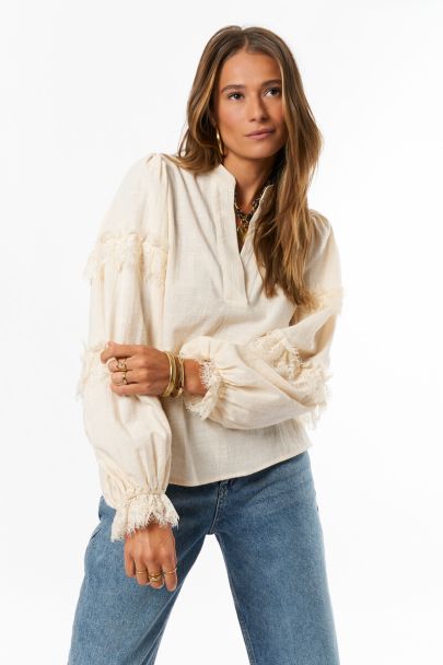 Beigefarbene Bluse mit Spitze