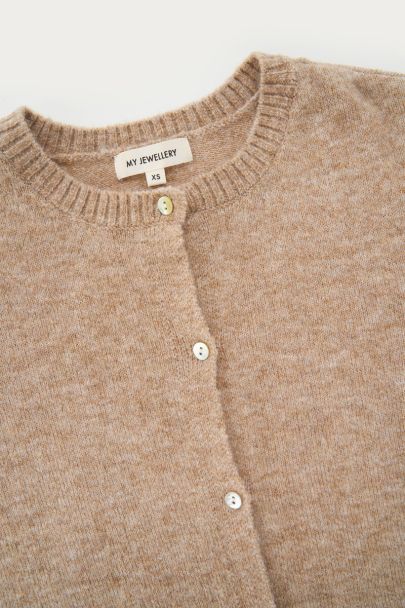 Beigefarbene Strickjacke mit kurzen Ärmeln und Knöpfen