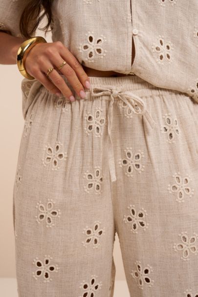 Pantalon beige avec broderies anglaises