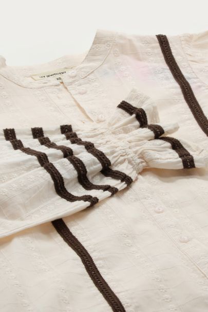 Blouse brodée beige avec rubans