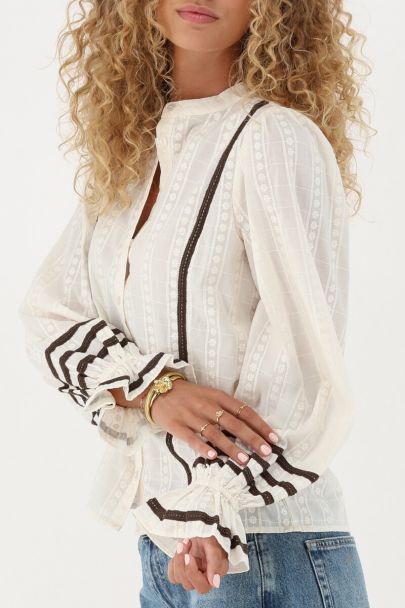 Blouse brodée beige avec rubans