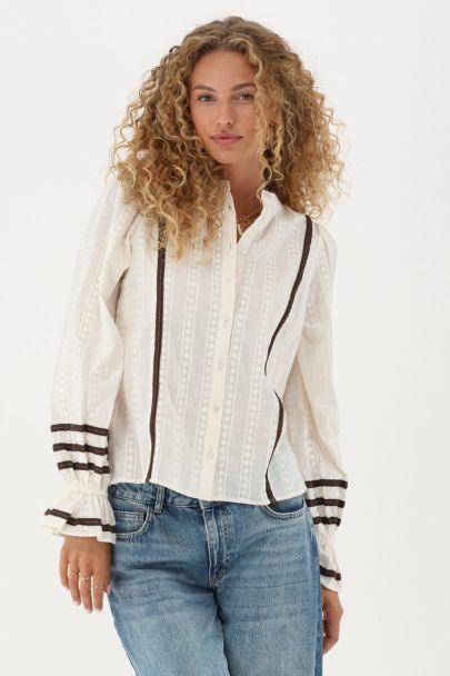 Blouse brodée beige avec rubans