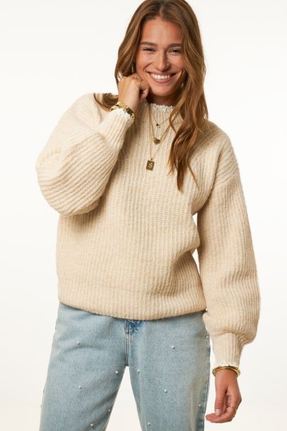 Pull en maille beige avec détails en crochet