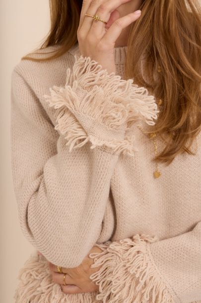 Beigefarbener Strickpullover mit Fransen