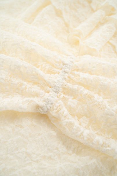 Beige kanten top met ruffles