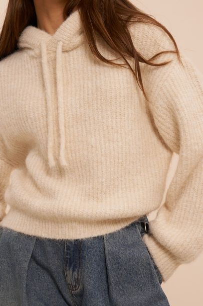 Beigefarbener oversized Strickpullover mit Kapuze