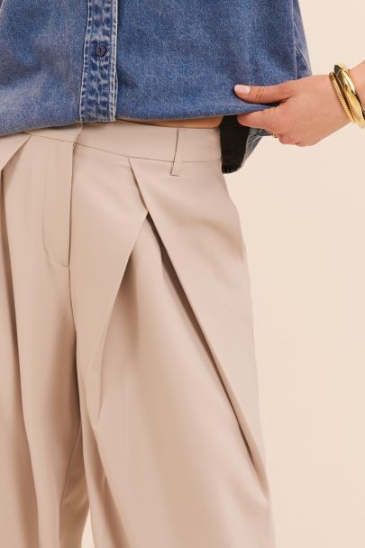Beige pantalon met plooien