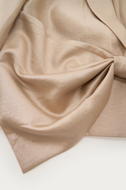 Goldfarbener cropped Blazer mit Schleife