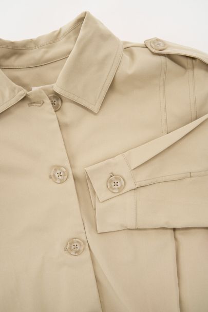 Trench-coat court beige avec plis