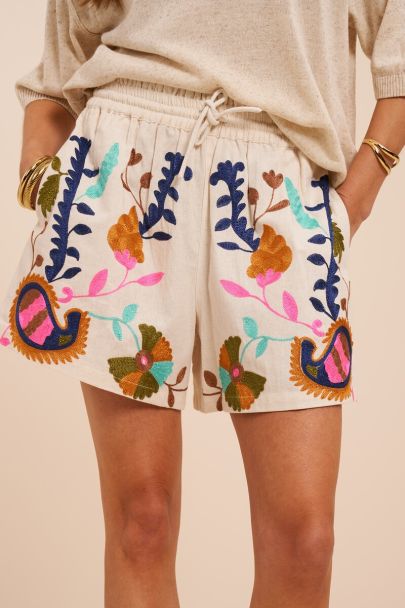 Short beige &agrave; broderies florales multicolores