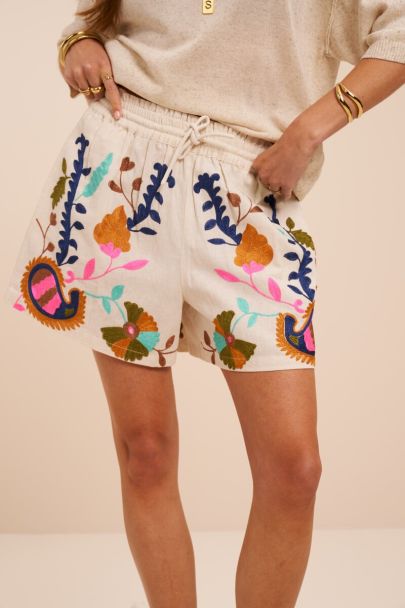 Short beige &agrave; broderies florales multicolores