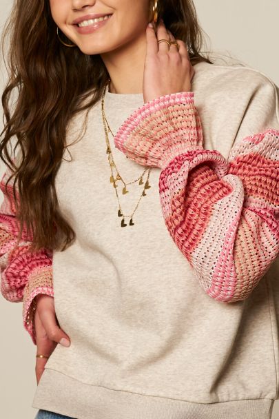Beige sweater met roze gestreepte mouwen