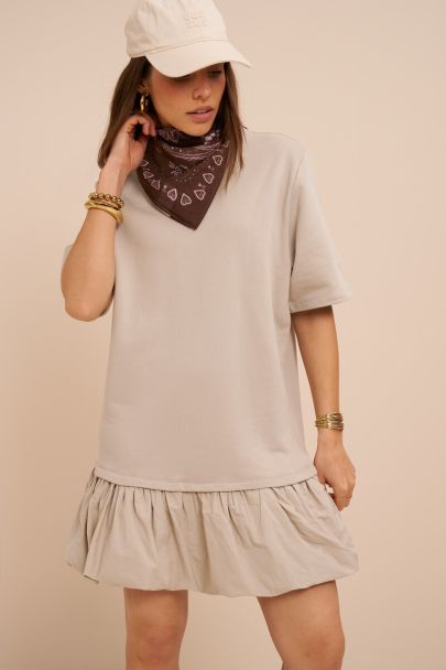 Beigefarbenes T-Shirt-Kleid in Ballonoptik