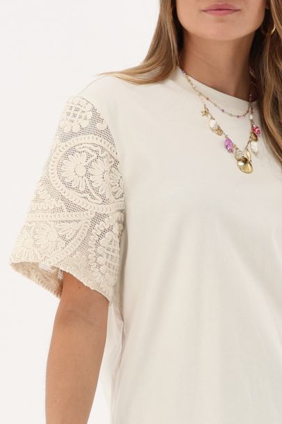 Beige T-shirt met embroidery mouwen