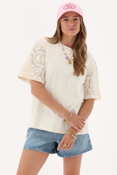 Beige T-shirt met embroidery mouwen