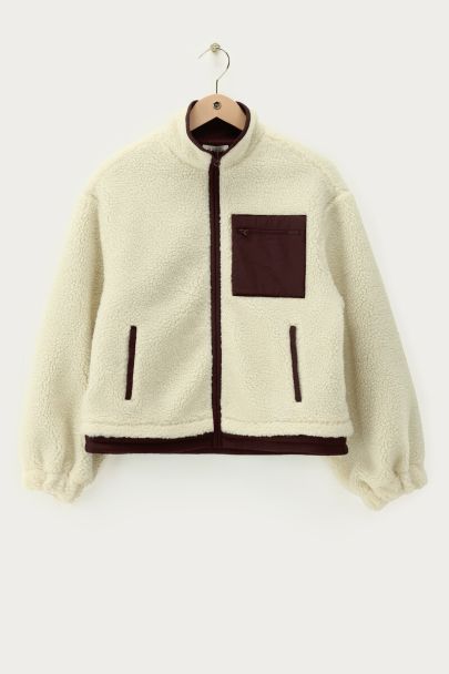 Beigefarbene Teddyjacke mit braunen Details