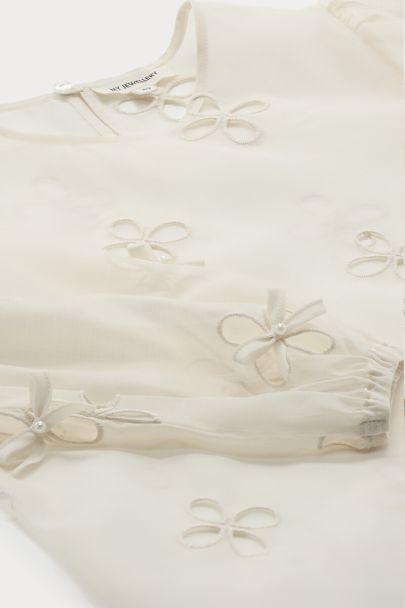 Beige top met broderie anglaise en strikjes