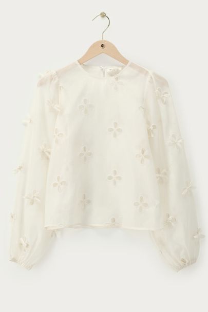 Beige top met broderie anglaise en strikjes