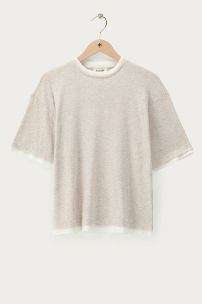 Beigefarbenes doppellagiges Oberteil mit kurzen Ärmeln