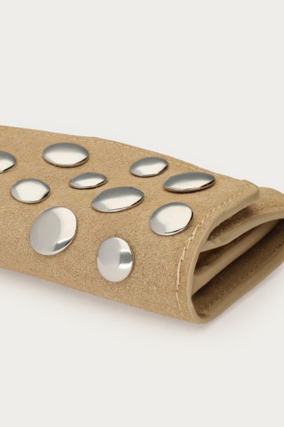 Beigefarbenes Portemonnaie mit Nieten