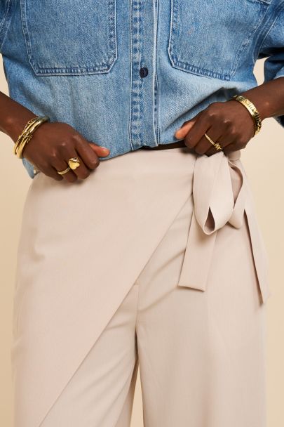 Beige wijde pantalon met diagonale overslag