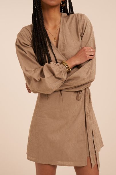 Beiges Wickelkleid mit Stickereien