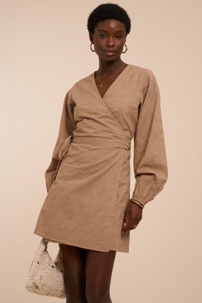 Robe portefeuille beige avec broderies 