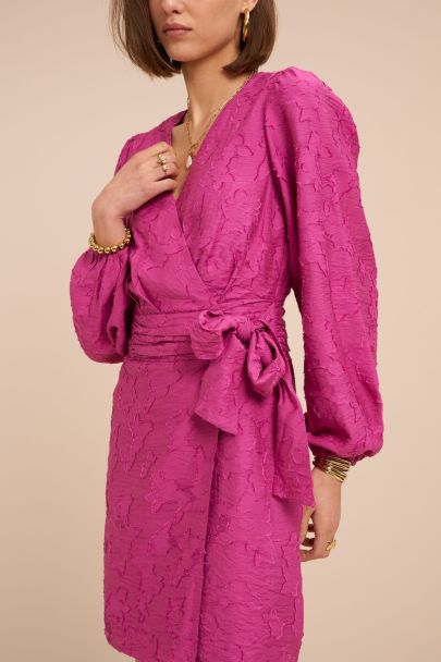 Roze wikkeljurk met lange mouwen en bloemenprint