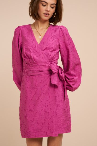 Roze wikkeljurk met lange mouwen en bloemenprint