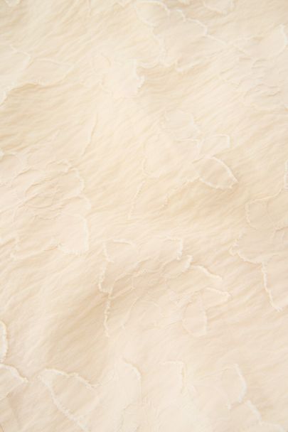Beige wikkeljurk met lange mouwen en bloemenprint