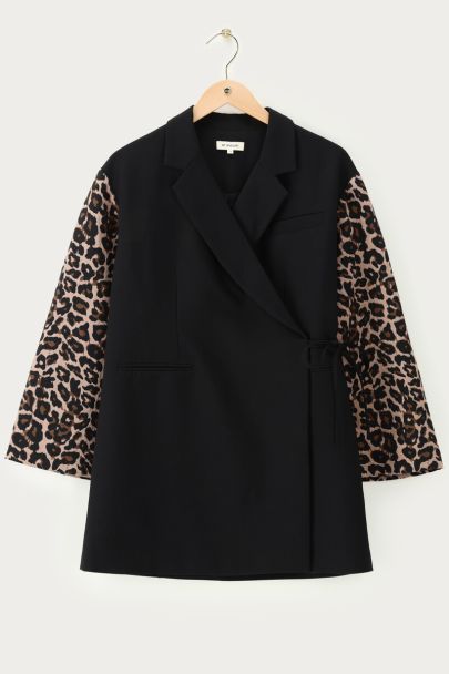 Zwarte blazer jurk met panterprint mouwen