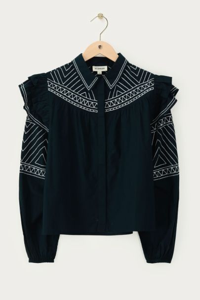 Schwarze Bluse mit Rüschen und Stickerei 