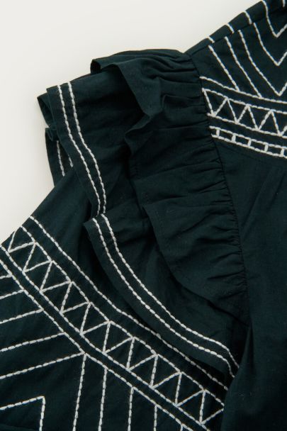 Schwarze Bluse mit Rüschen und Stickerei 