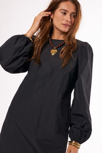 Zwarte jurk met lange pofmouwen