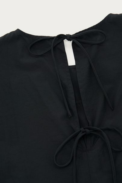 Robe noire à manches longues bouffantes