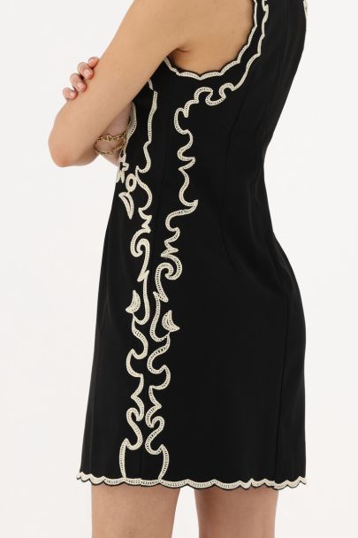 Robe noire avec broderie blanche