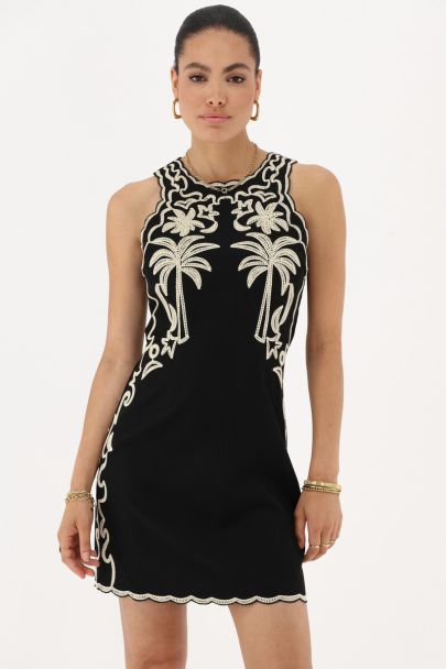 Robe noire avec broderie blanche
