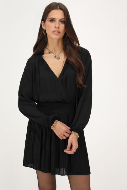 Zwarte plissé jurk satijnen look