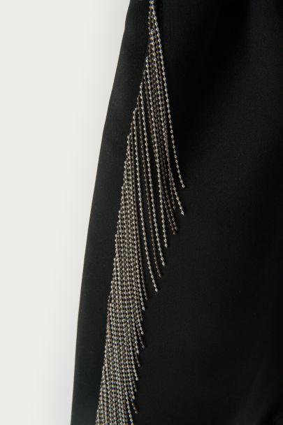 Zwarte satijnen short met ballchain