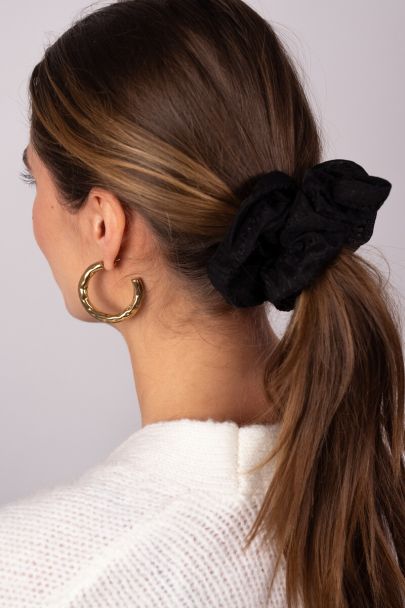 Zwarte scrunchie met structuur